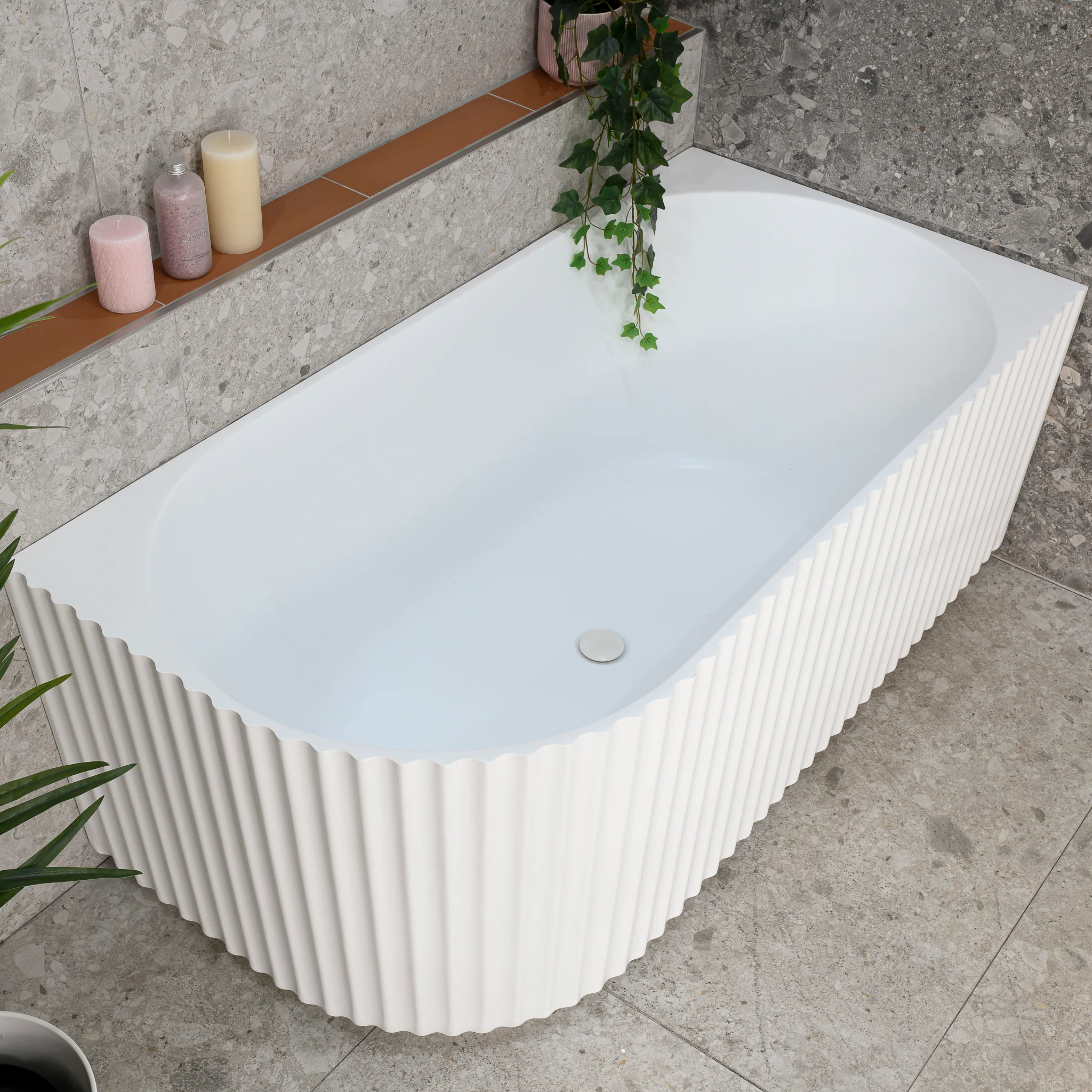 Agora Groove 1500mm Fluted Right Corner Freestanding Bath, Matte White - Image 3