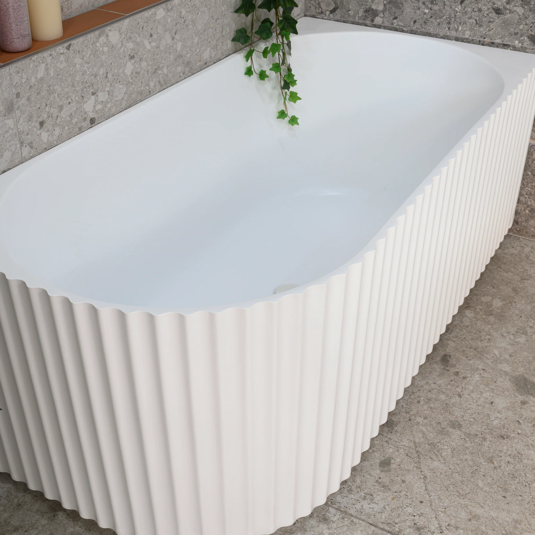 Agora Groove 1500mm Fluted Right Corner Freestanding Bath, Matte White - Image 5