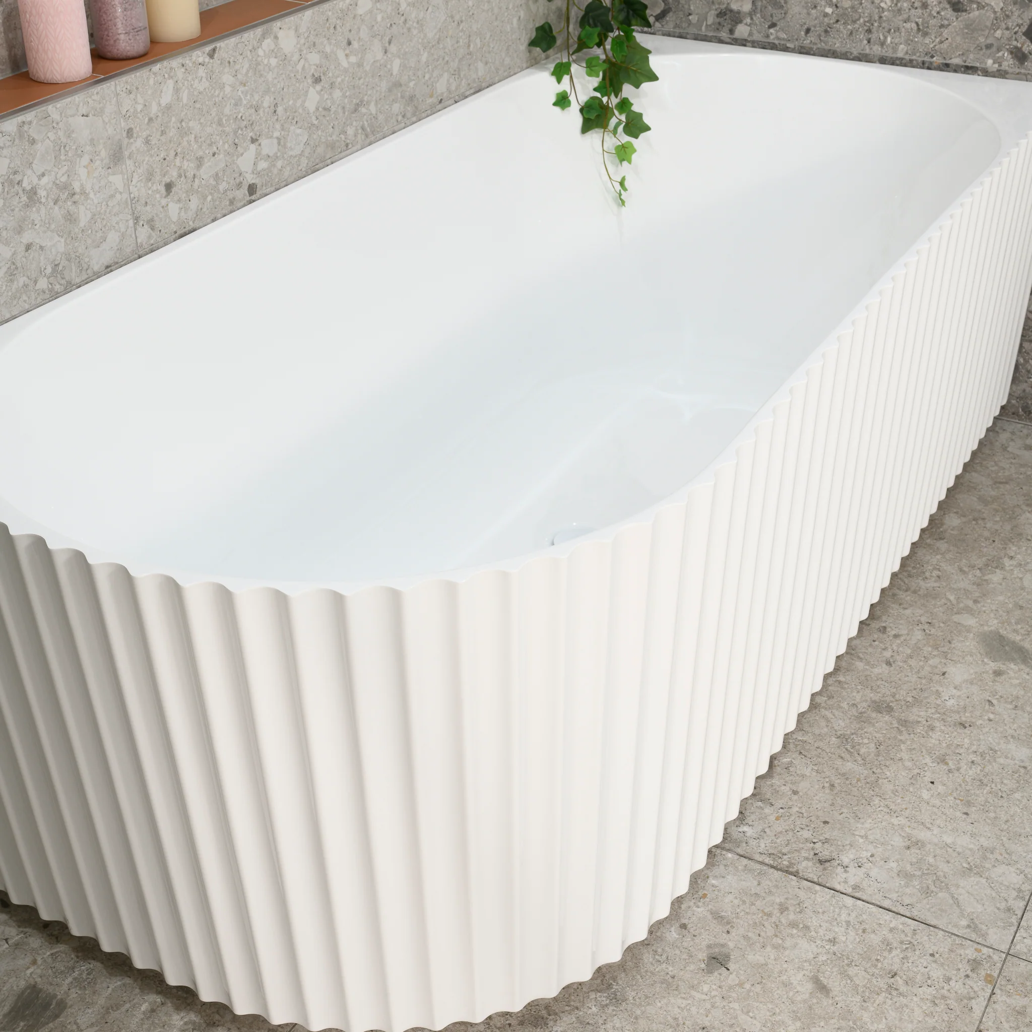 Agora Groove 1700mm Fluted Right Corner Freestanding Bath, Gloss White - Image 4