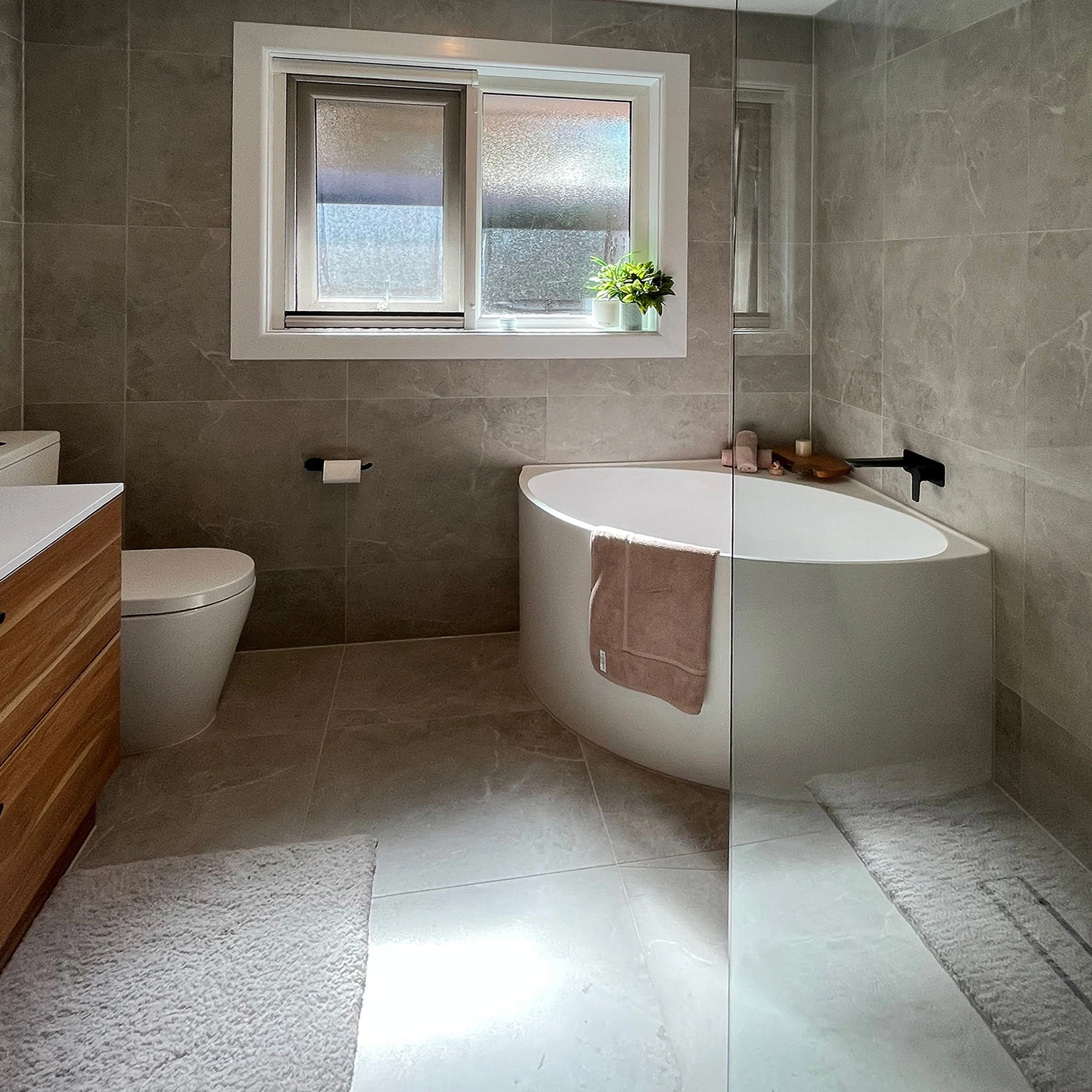 Angie 1000mm Corner Fit Japanese Soaking Bathtub, Gloss White - Image 5