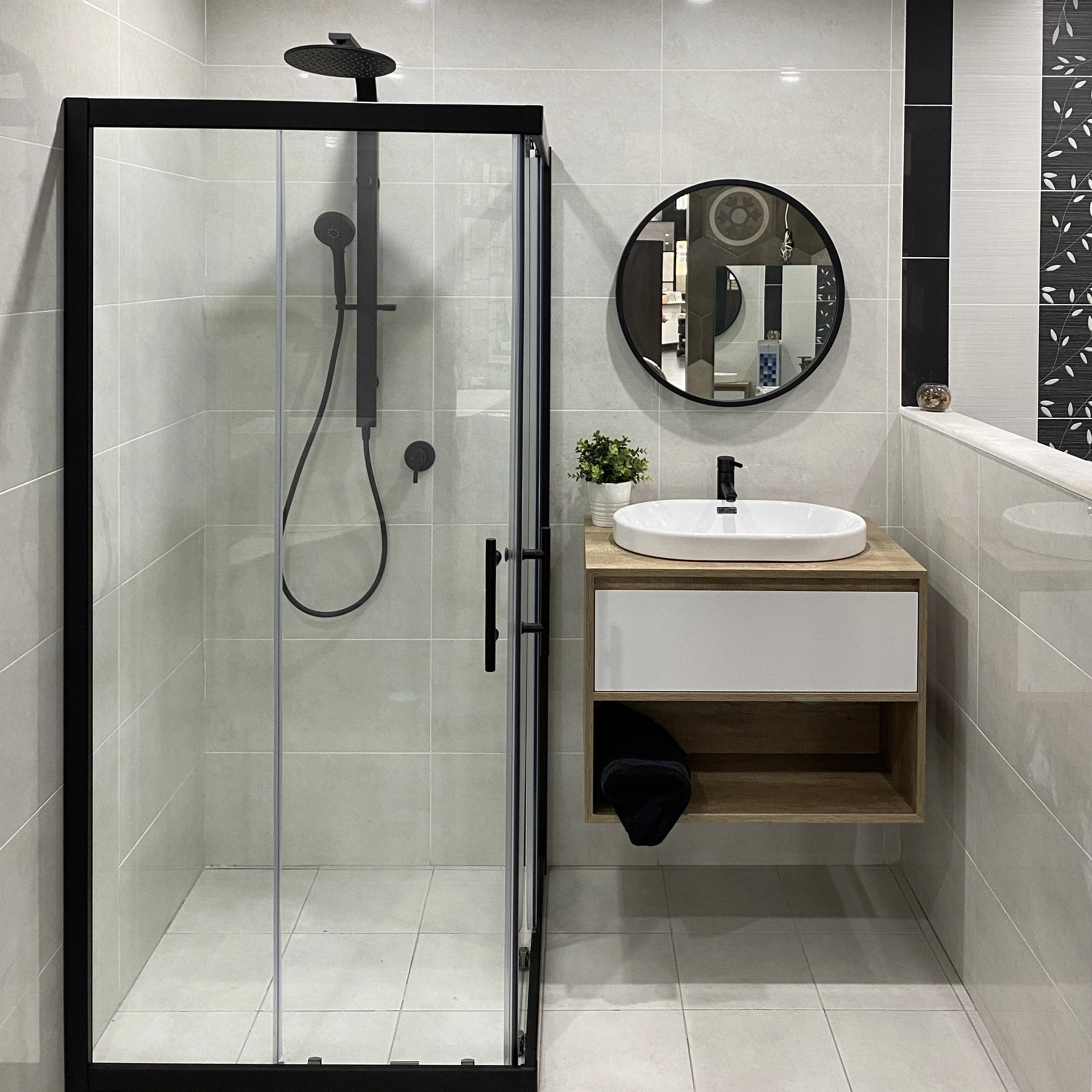 Deluxe Round 750mm Mirror with Black Frame - Image 10