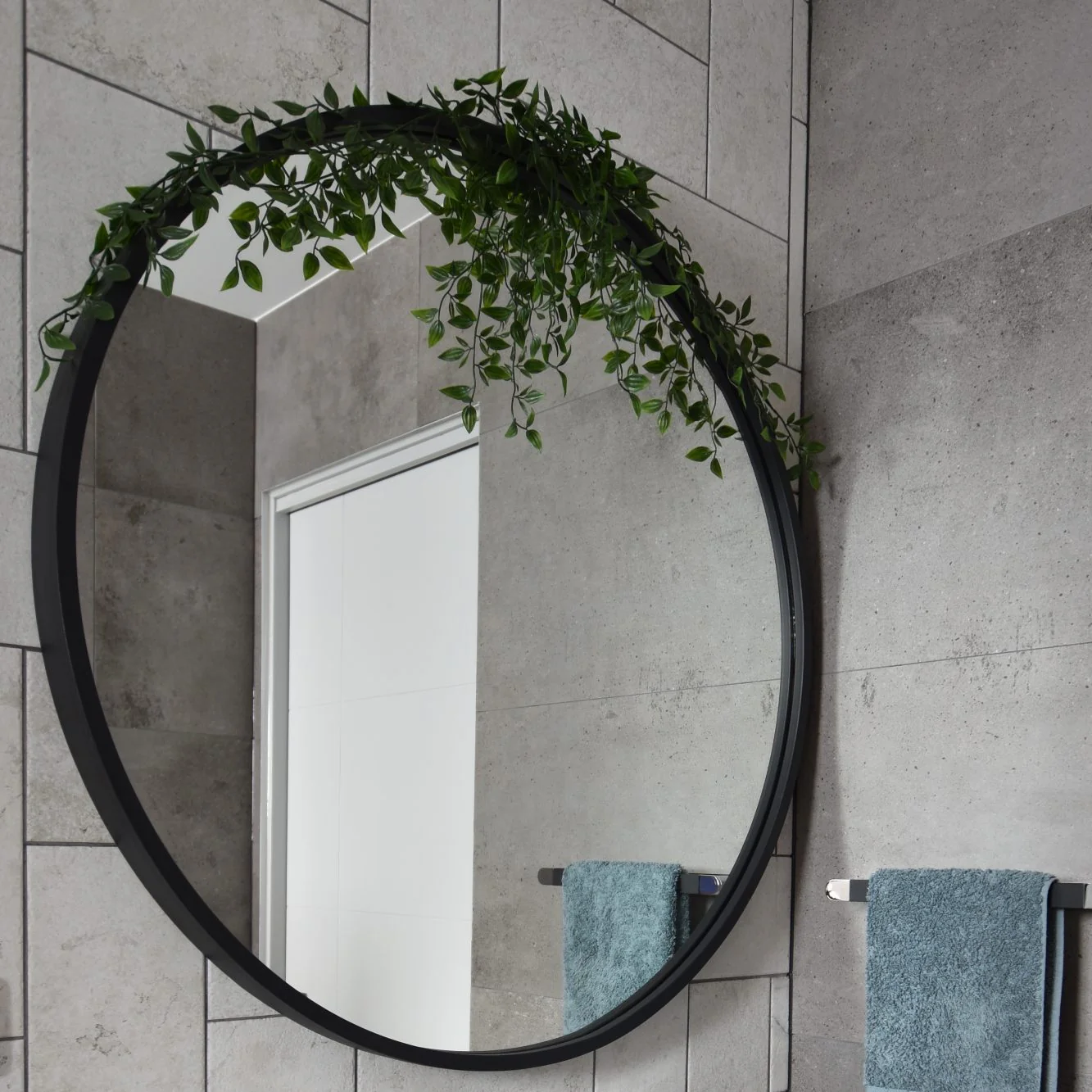 Deluxe Round 750mm Mirror with Black Frame - Image 3