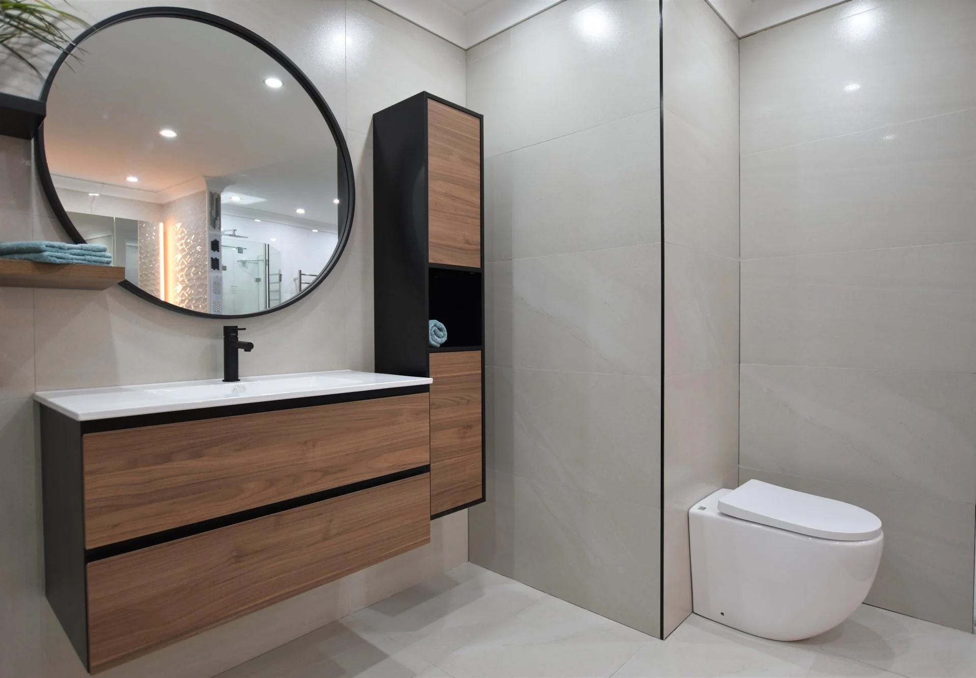 Deluxe Round 750mm Mirror with Black Frame - Image 4