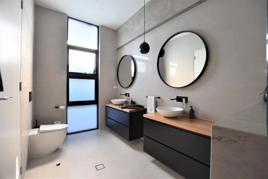 Deluxe Round 750mm Mirror with Black Frame - Image 7