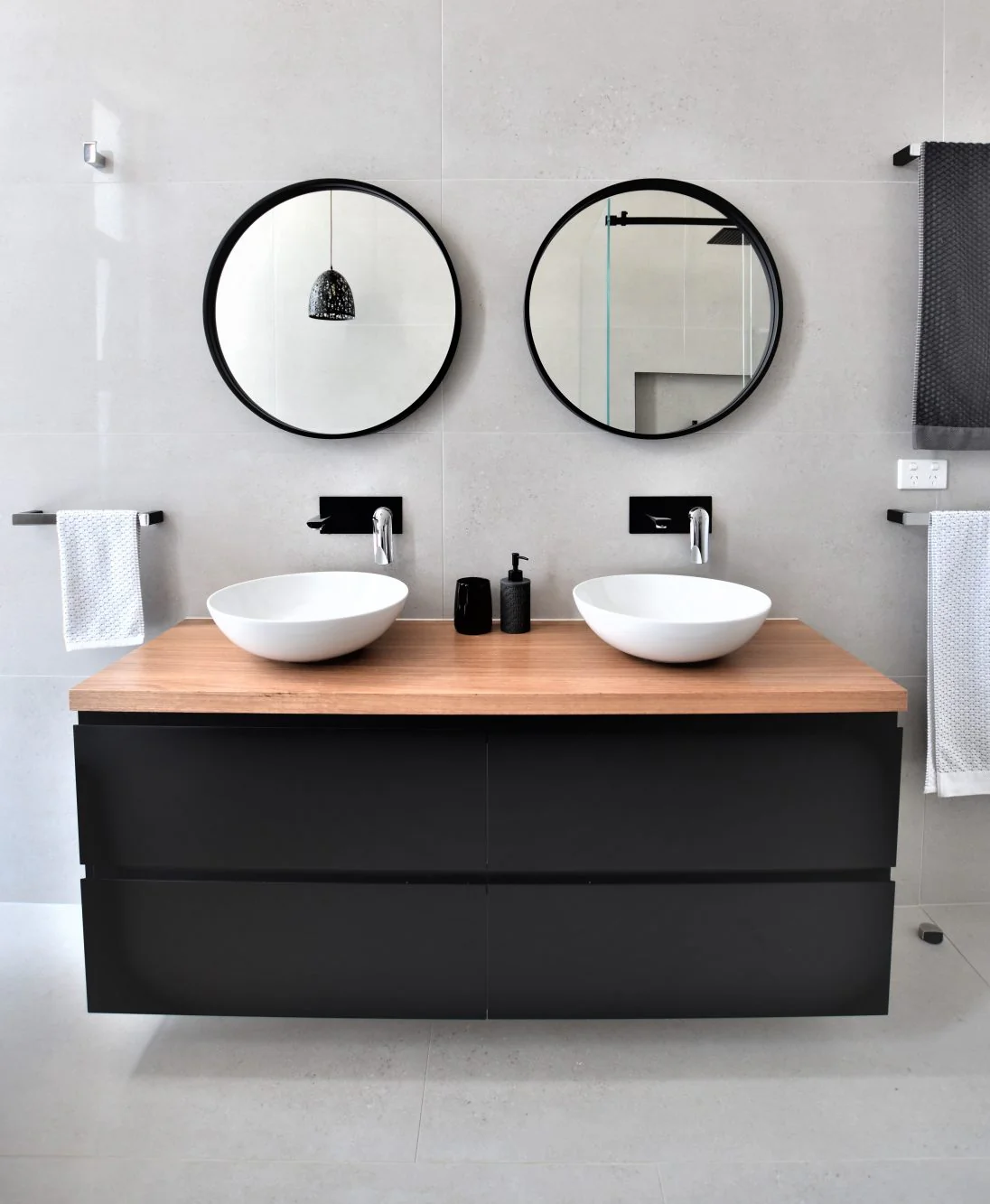 Deluxe Round Mirror with Black Frame. Available 600mm, 750mm, 900mm - Image 6