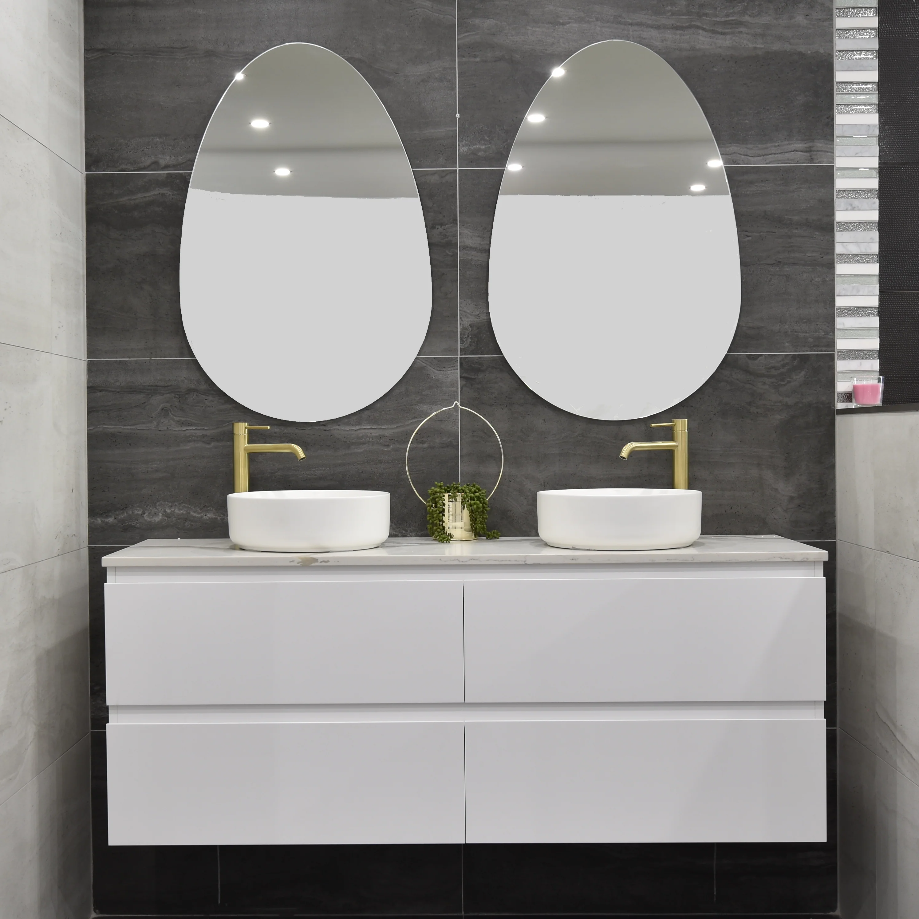 Egg 500mm x 700mm Frameless Mirror with Polished Edge *Clearance Stock* - Image 3