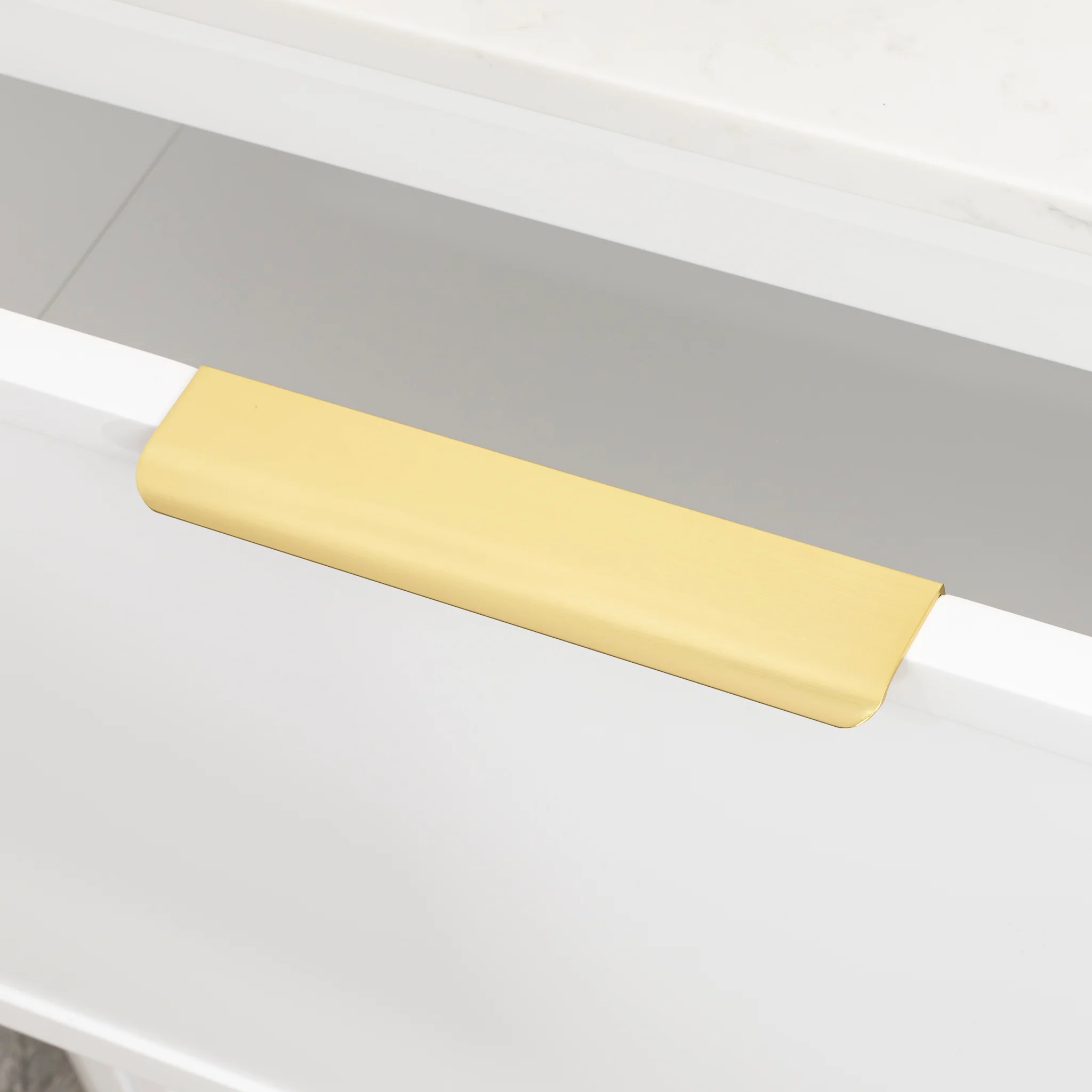 Hiku Pull Vanity Handle - Brushed Golden Brass - Image 3