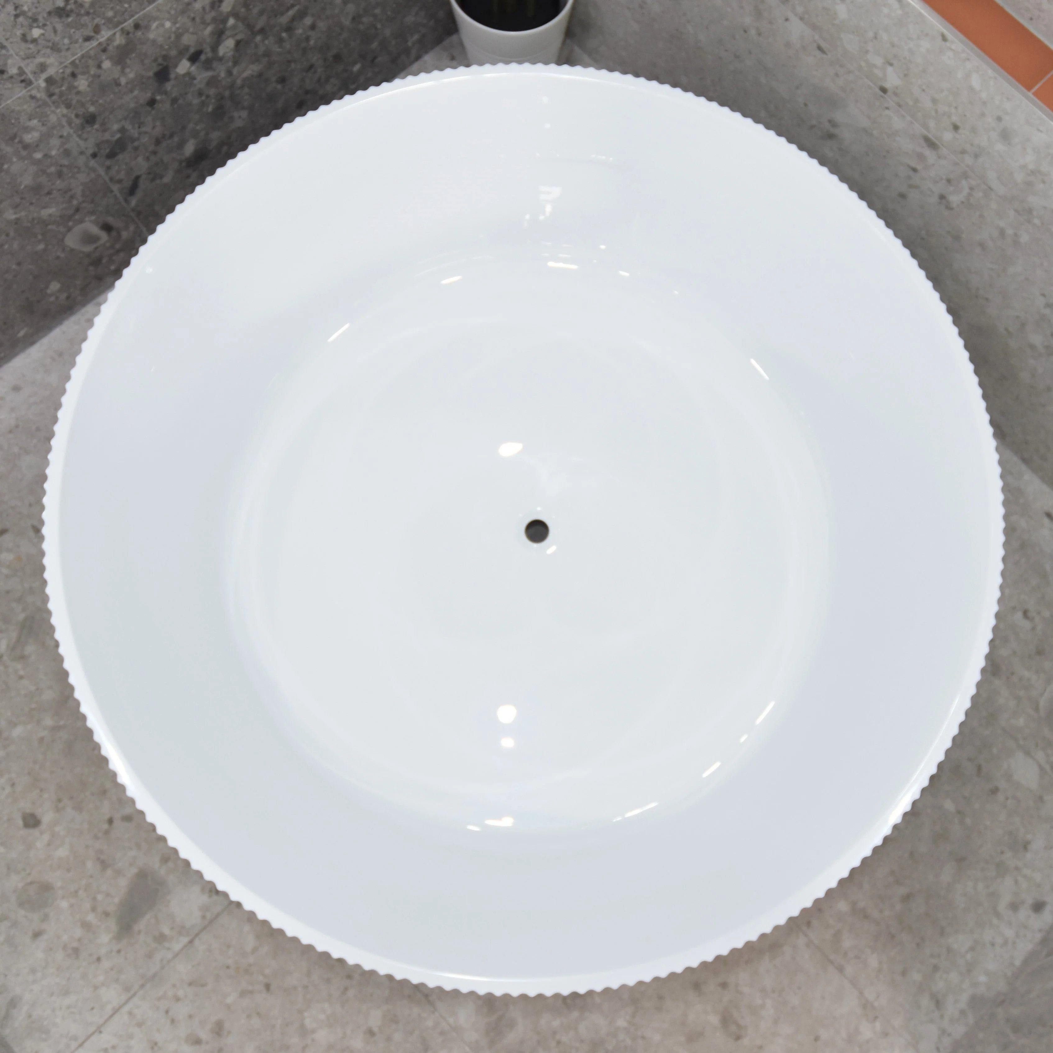 Sunshine Groove 1500mm Fluted Round Freestanding Bath, Gloss White - Image 2